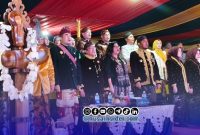 Foto. Tampak Kabid Promosi Kemenpar RI, Bupati Sumenep Bersama Istri dan Pejabat Pemkab Sumenep berdiri menyanyikan lagu kebangsaan di Pembukaan karisma Event Nusantara (KEN) 2026 di Sumenep