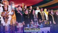 Foto. Tampak Kabid Promosi Kemenpar RI, Bupati Sumenep Bersama Istri dan Pejabat Pemkab Sumenep berdiri menyanyikan lagu kebangsaan di Pembukaan karisma Event Nusantara (KEN) 2026 di Sumenep