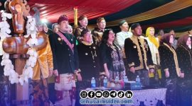 Foto. Tampak Kabid Promosi Kemenpar RI, Bupati Sumenep Bersama Istri dan Pejabat Pemkab Sumenep berdiri menyanyikan lagu kebangsaan di Pembukaan karisma Event Nusantara (KEN) 2026 di Sumenep