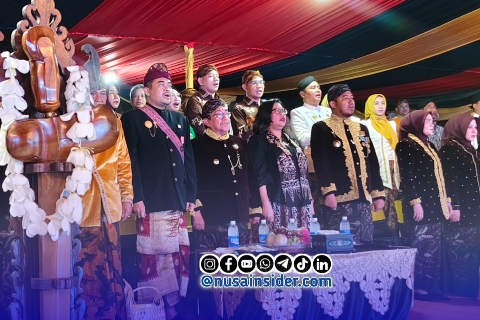 Foto. Tampak Kabid Promosi Kemenpar RI, Bupati Sumenep Bersama Istri dan Pejabat Pemkab Sumenep berdiri menyanyikan lagu kebangsaan di Pembukaan karisma Event Nusantara (KEN) 2026 di Sumenep