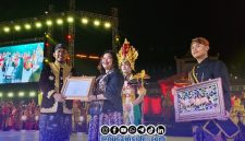 Foto. Bupati Sumenep Dr H Achmad Fauzi wongsojudo, SH., MH saat menerima penghargaan dari kementerian Pariwisata RI yang diserahkan langsung Kepala Bidang Promosi Kementerian Pariwisata RI, Eni Komiarti, S.ST.Par., M.Si di sela-sela Proses Arya Wiraraja di Karisma event nusantara (KEN) 2026