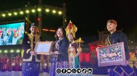 Foto. Bupati Sumenep Dr H Achmad Fauzi wongsojudo, SH., MH saat menerima penghargaan dari kementerian Pariwisata RI yang diserahkan langsung Kepala Bidang Promosi Kementerian Pariwisata RI, Eni Komiarti, S.ST.Par., M.Si di sela-sela Proses Arya Wiraraja di Karisma event nusantara (KEN) 2026