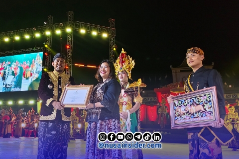 Foto. Bupati Sumenep Dr H Achmad Fauzi wongsojudo, SH., MH saat menerima penghargaan dari kementerian Pariwisata RI yang diserahkan langsung Kepala Bidang Promosi Kementerian Pariwisata RI, Eni Komiarti, S.ST.Par., M.Si di sela-sela Proses Arya Wiraraja di Karisma event nusantara (KEN) 2026