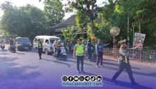Foto. Pengaturan lalu lintas pagi di Simpang Empat Bonorogo–Wahid Hasyim, Pamekasan oleh Polres setempat