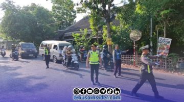 Foto. Pengaturan lalu lintas pagi di Simpang Empat Bonorogo–Wahid Hasyim, Pamekasan oleh Polres setempat
