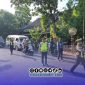 Foto. Pengaturan lalu lintas pagi di Simpang Empat Bonorogo–Wahid Hasyim, Pamekasan oleh Polres setempat