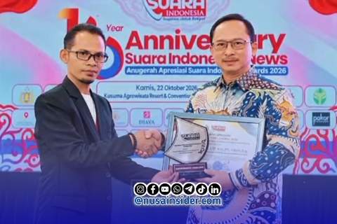 Foto. Dr Ir Arif Firmanto, S.TP., M.Si., IPU. ASEAN Eng Kepala Badan Perencanaan pembangunan daerah (Bappeda) Sumenep saat menerima penghargaan sebagai perencanaan pembangunan inovatif dan strategis di Ultah ke-16 Media suara Indonesia