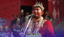 Foto. Bupati Sumenep, Dr H Achmad Fauzi wongsojudo,SH., MH saat memakai Baju adat Keraton Sumenep