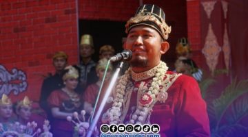 Foto. Bupati Sumenep, Dr H Achmad Fauzi wongsojudo,SH., MH saat memakai Baju adat Keraton Sumenep