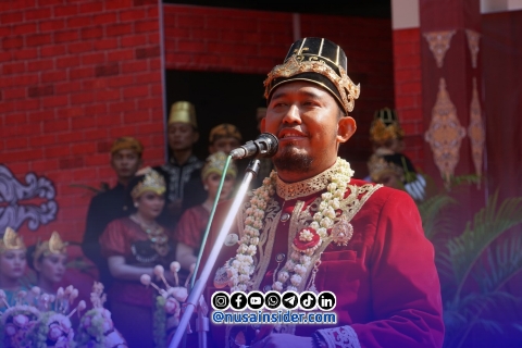 Foto. Bupati Sumenep, Dr H Achmad Fauzi wongsojudo,SH., MH saat memakai Baju adat Keraton Sumenep