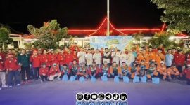 Foto bersama Petugas Kebersihan bersama Bupati dan kepala DLH Sumenep dalam Apel pagi Launching Bersih Pagi Hari