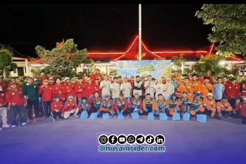 Foto bersama Petugas Kebersihan bersama Bupati dan kepala DLH Sumenep dalam Apel pagi Launching Bersih Pagi Hari